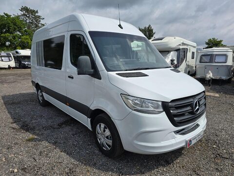 Mercedes-Benz Sprinter Stealth Camper 6