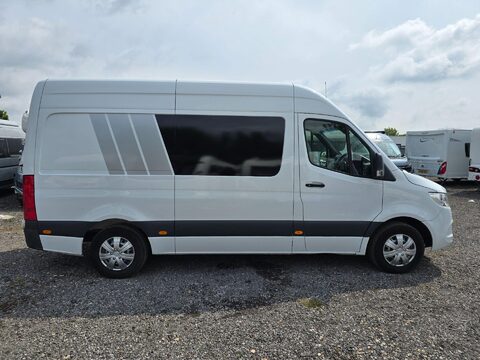 Mercedes-Benz Sprinter Stealth Camper 7