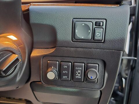 Nissan Elgrand Highway Star 29
