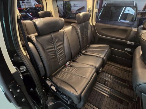 Nissan Elgrand Highway Star 16