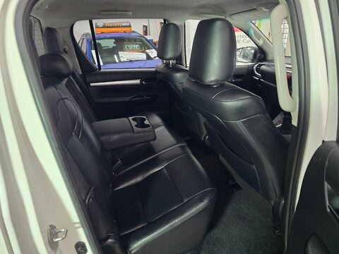 Toyota Hilux INVINCIBLE 4WD D-4D DCB 17