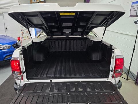 Toyota Hilux INVINCIBLE 4WD D-4D DCB 11