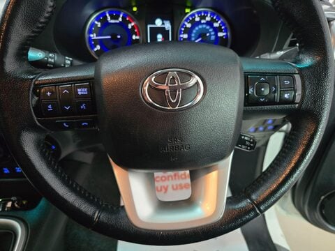 Toyota Hilux INVINCIBLE 4WD D-4D DCB 31