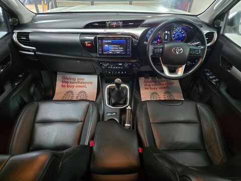 Toyota Hilux INVINCIBLE 4WD D-4D DCB 19