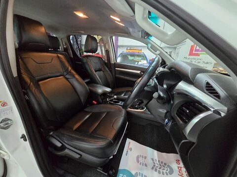 Toyota Hilux INVINCIBLE 4WD D-4D DCB 38