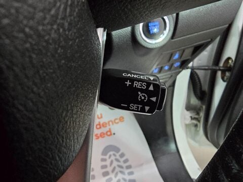 Toyota Hilux INVINCIBLE 4WD D-4D DCB 32