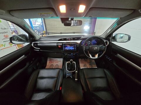 Toyota Hilux INVINCIBLE 4WD D-4D DCB 18