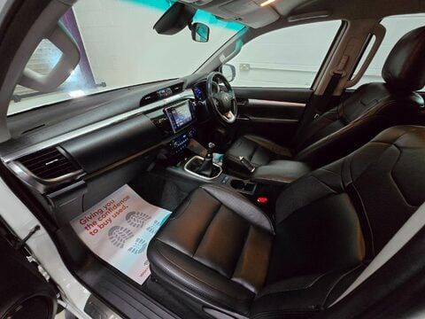 Toyota Hilux INVINCIBLE 4WD D-4D DCB 40