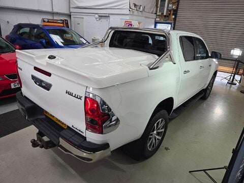 Toyota Hilux INVINCIBLE 4WD D-4D DCB 2