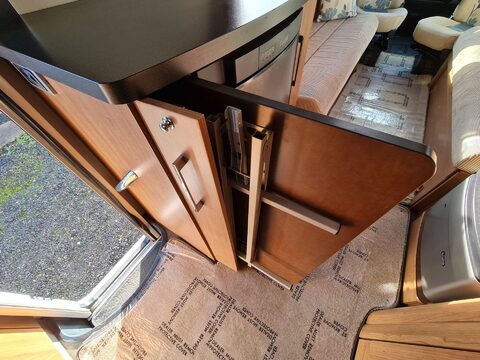 Auto-Trail Tracker EKS Motor Home 37