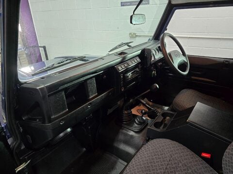 Land Rover Defender 90 TD5 COUNTY HARD TOP 24