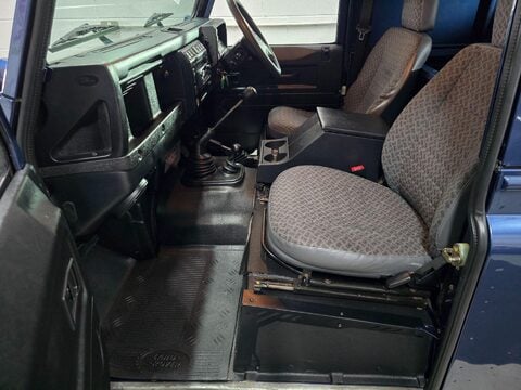 Land Rover Defender 90 TD5 COUNTY HARD TOP 26