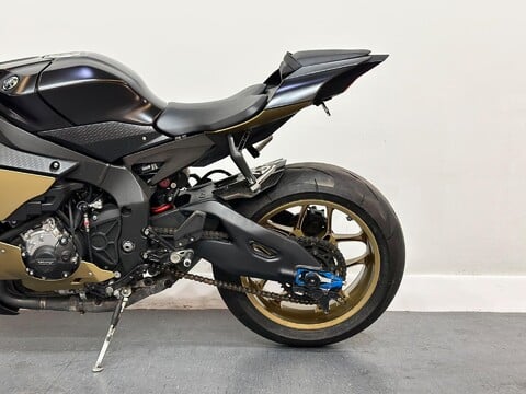 Yamaha R1 1000 ABS Super Sports 9