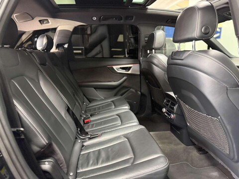 Audi SQ7 4.0 TDI V8 SUV 5dr Diesel Tiptronic quattro Euro 6 (s/s) (435 ps) 32
