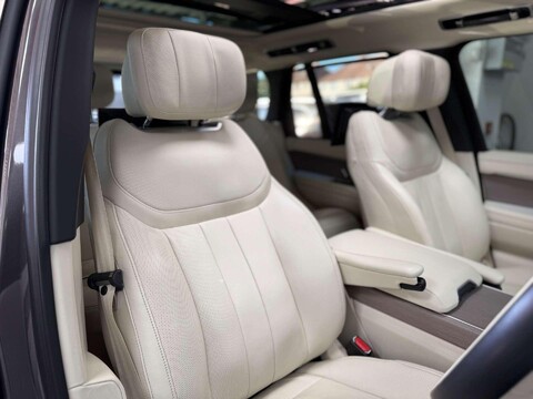 Land Rover Range Rover 4.4 P530 V8 First Edition SUV 5dr Petrol Auto 4WD Euro 6 (s/s) (530 ps) 33