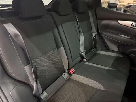 Nissan Qashqai 1.3 DIG-T N-Connecta SUV 5dr Petrol DCT Auto Euro 6 (s/s) (160 ps) 32
