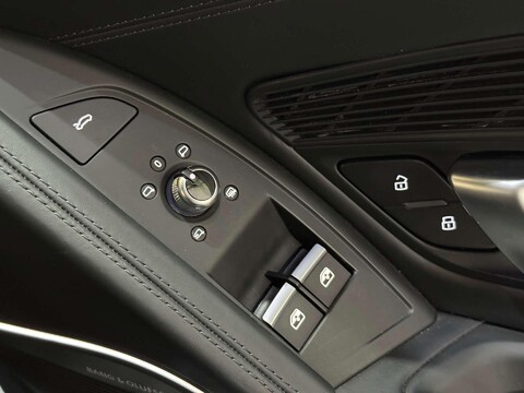 Audi R8 5.2 FSI V10 Plus Coupe 2dr Petrol S Tronic quattro Euro 6 (s/s) (610 ps) 43