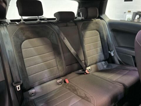 Volkswagen Golf 2.0 TSI R Hatchback 3dr Petrol DSG 4Motion Euro 6 (s/s) (310 ps) 38