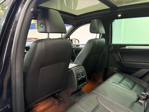 Volkswagen Touareg 3.0 TDI V6 BlueMotion Tech R-Line SUV 5dr Diesel Tiptronic 4WD Euro 6 (s/s) 35