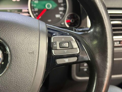 Volkswagen Touareg 3.0 TDI V6 BlueMotion Tech R-Line SUV 5dr Diesel Tiptronic 4WD Euro 6 (s/s) 42