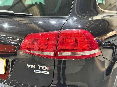 Volkswagen Touareg 3.0 TDI V6 BlueMotion Tech R-Line SUV 5dr Diesel Tiptronic 4WD Euro 6 (s/s) 57