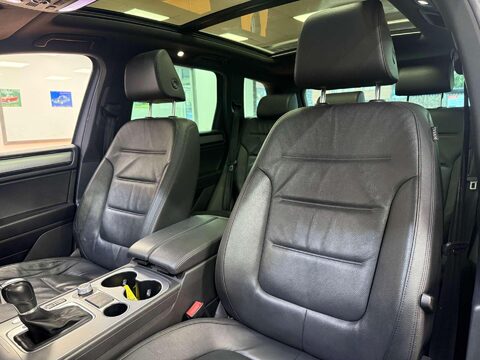Volkswagen Touareg 3.0 TDI V6 BlueMotion Tech R-Line SUV 5dr Diesel Tiptronic 4WD Euro 6 (s/s) 31