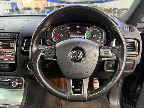 Volkswagen Touareg 3.0 TDI V6 BlueMotion Tech R-Line SUV 5dr Diesel Tiptronic 4WD Euro 6 (s/s) 40