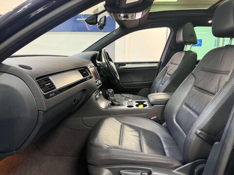 Volkswagen Touareg 3.0 TDI V6 BlueMotion Tech R-Line SUV 5dr Diesel Tiptronic 4WD Euro 6 (s/s) 39
