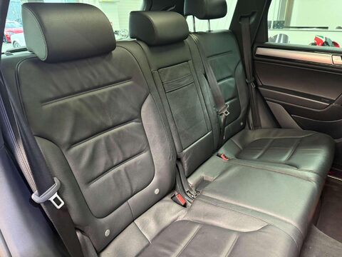 Volkswagen Touareg 3.0 TDI V6 BlueMotion Tech R-Line SUV 5dr Diesel Tiptronic 4WD Euro 6 (s/s) 32