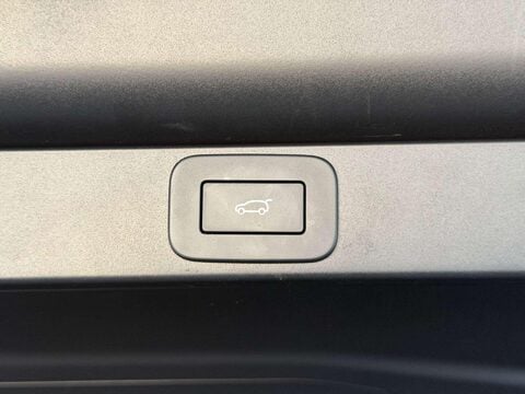 Land Rover Range Rover 4.4 P615 V8 SV SUV 5dr Petrol Auto 4WD Euro 6 (s/s) (615 ps) 45