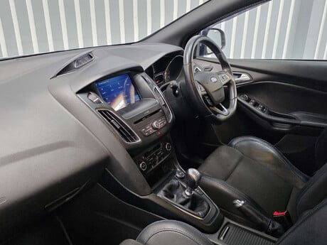 Ford Focus 2.3T EcoBoost RS Hatchback 5dr Petrol Manual AWD Euro 6 (s/s) (350 ps) 32