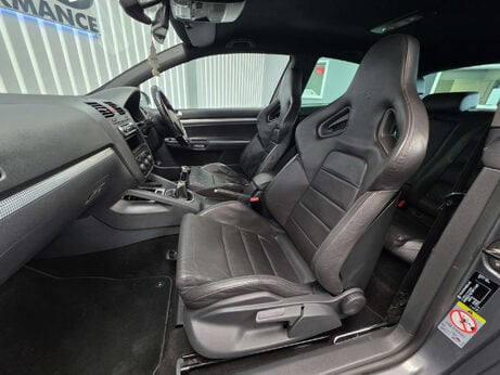 Volkswagen Golf 3.2 Golf R32 4WD 3dr 5