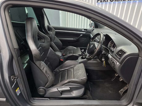 Volkswagen Golf 3.2 Golf R32 4WD 3dr 19