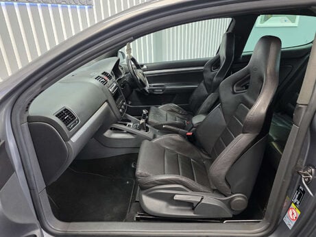 Volkswagen Golf 3.2 Golf R32 4WD 3dr 17