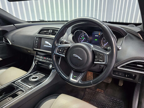 Jaguar XE 2.0d R-Sport Saloon 4dr Diesel Auto Euro 6 (s/s) (180 ps) 38