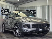 Porsche Cayenne 4.2 TD V8 S SUV 5dr Diesel TiptronicS 4WD Euro 5 (s/s) (385 ps) 1