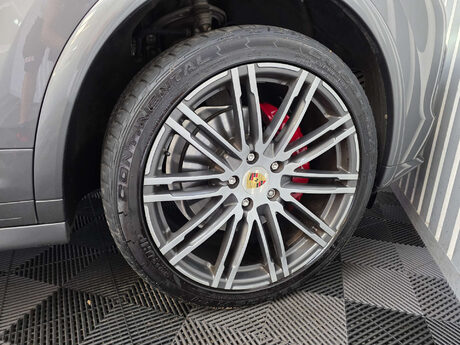Porsche Cayenne 4.2 TD V8 S SUV 5dr Diesel TiptronicS 4WD Euro 5 (s/s) (385 ps) 21