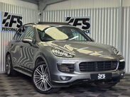 Porsche Cayenne 4.2 TD V8 S SUV 5dr Diesel TiptronicS 4WD Euro 5 (s/s) (385 ps) 2