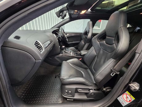 Audi RS4 4.2 FSI V8 Estate 5dr Petrol S Tronic quattro Euro 5 (450 ps) 5