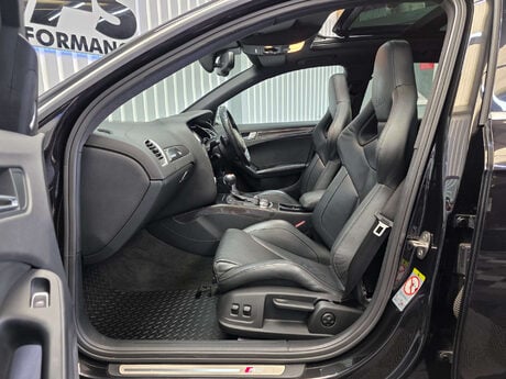 Audi RS4 4.2 FSI V8 Estate 5dr Petrol S Tronic quattro Euro 5 (450 ps) 43