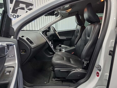 Volvo XC60 2.4 D5 SE Lux Nav SUV 5dr Diesel Manual AWD Euro 6 (s/s) (220 ps) 32