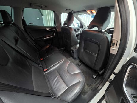 Volvo XC60 2.4 D5 SE Lux Nav SUV 5dr Diesel Manual AWD Euro 6 (s/s) (220 ps) 19