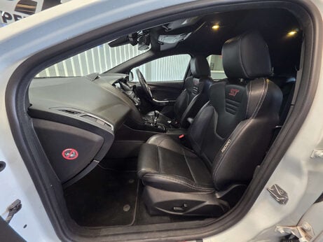Ford Focus 2.0T EcoBoost ST-3 Hatchback 5dr Petrol Manual Euro 6 (s/s) (250 ps) 6