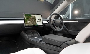 Tesla Model Y Long Range, White Interior, 20" Induction Alloys, Panoramic Roof 2