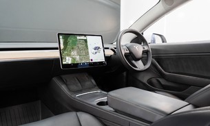 Tesla Model 3 Long Range, Enhanced Autopilot, Heat Pump, Panoramic Roof, Black Interior 2