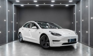 Tesla Model 3 Long Range, Heat Pump, Heated Steering Wheel, Pano Roof,  Black Interior 1