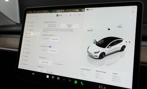 Tesla Model 3 Standard Range Plus, Later Larger 60kWh Battery with Ryzen Chip, One Owner 15