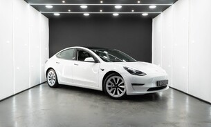 Tesla Model 3 Long Range Heat Pump 19" Sport Wheels One Owner Pano Roof Adaptive LEDs 1