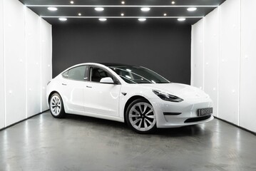 Tesla Model 3 Long Range Heat Pump 19" Sport Wheels One Owner Pano Roof Adaptive LEDs