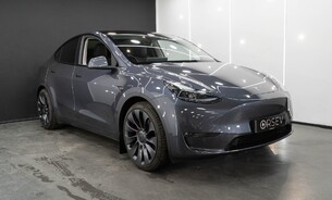 Tesla Model Y Performance Black Interior Panoramic Roof Heated Seats and Steering Wheel 3